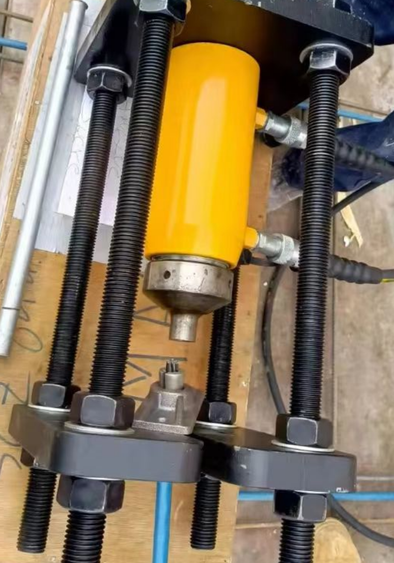 Post-tensioning extrusion anchorage equi